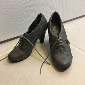 GUESS Oxford heels 6M